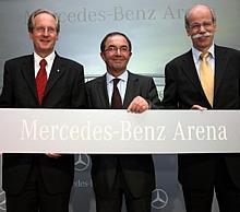 Oberbürgermeister Dr. Wolfgang Schuster, VfB-Präsident Erwin Staudt, und Daimler-Chef Dr. Dieter Zetsche (von links) wollen das Gottlieb-Daimler-Sadion in Mercedes-Benz Arena umbennen. Foto: Auto-Reporter/Daimler